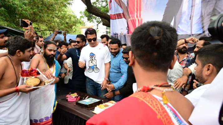 Sonu Sood announces Fatehs release date on his birthday, film to arrive in cinemas on THIS date