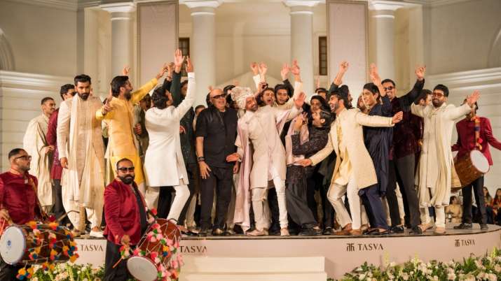 Ranbir Kapoor turns groom for designer Tarun Tahiliani, dances his heart out at Baaraat themed fashion show